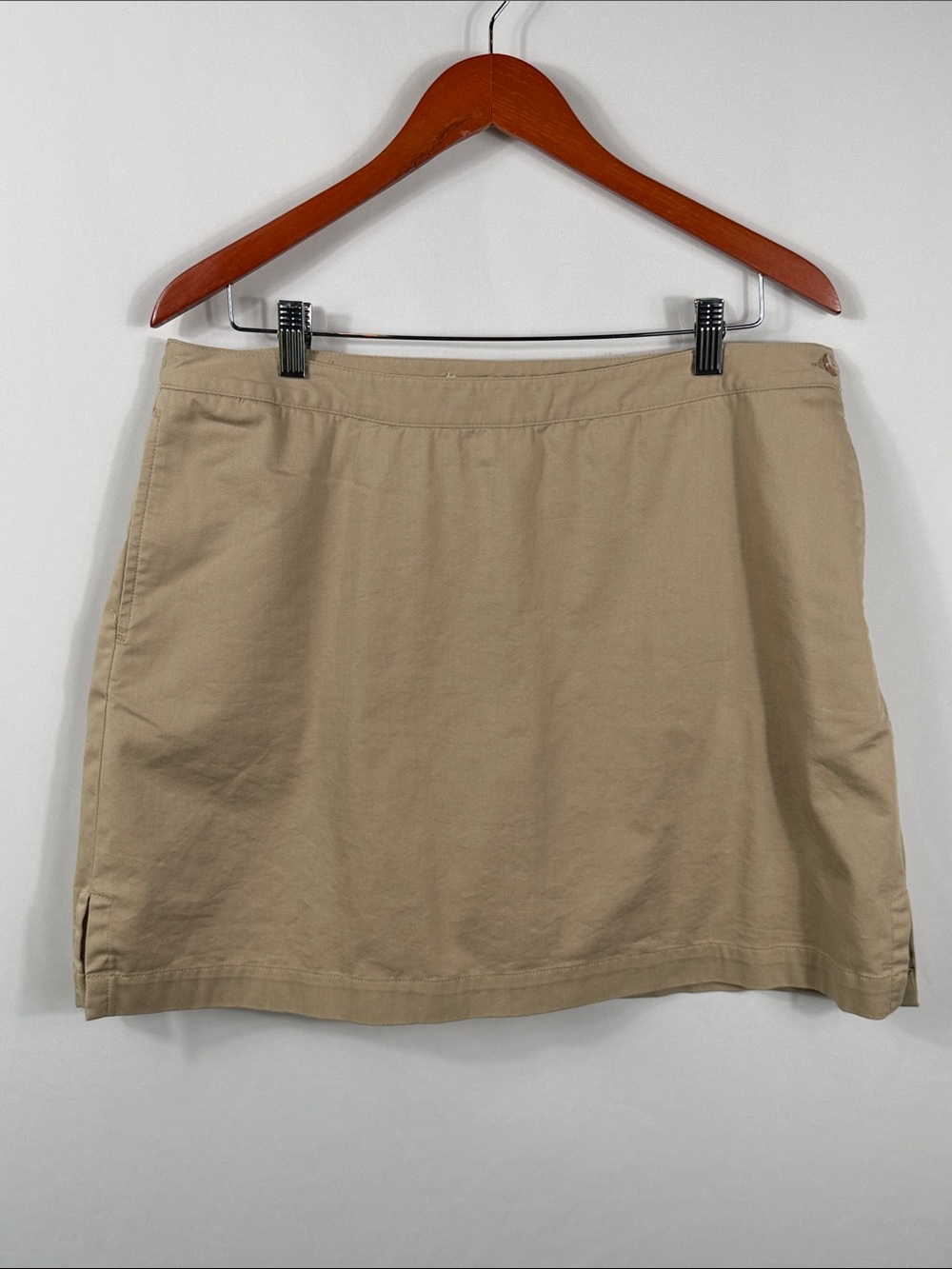 Liz Golf Women’s Golf Skirt.‎ Shorts as liner. Pockets. Size 14. Khaki Color